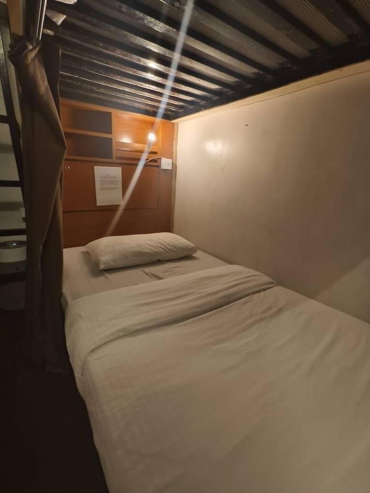 4 bed mixed dorm
