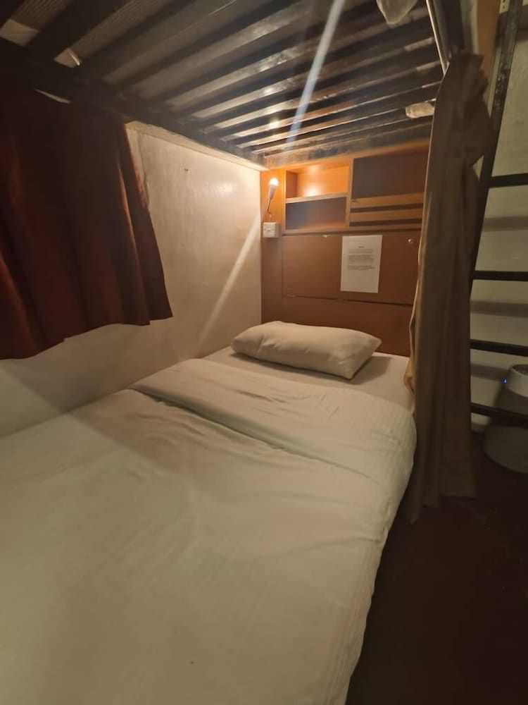 4 bed mixed dorm