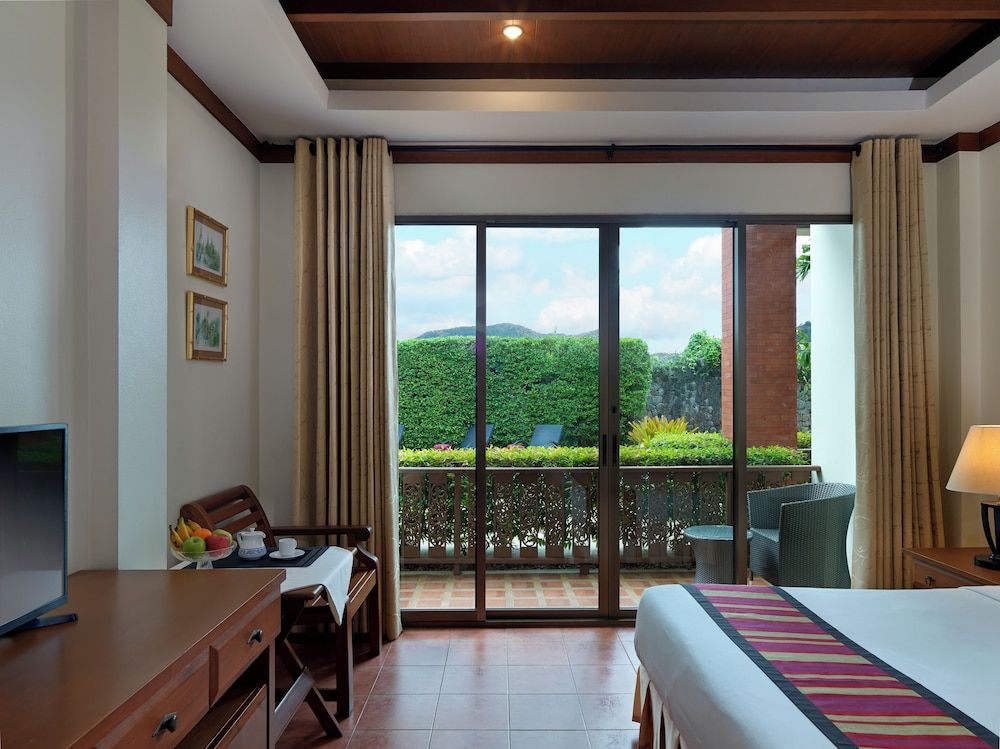 Sun Hill Hotel Patong Deluxe Double or Twin Room, Pool View 6