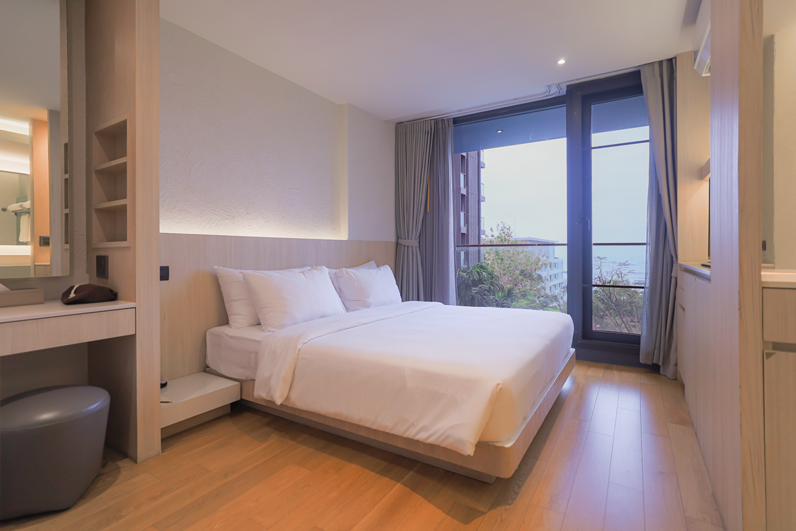 Balcony Seaside Sriracha Hotel & Serviced Apartments Luxury Suite 2 Bedroom