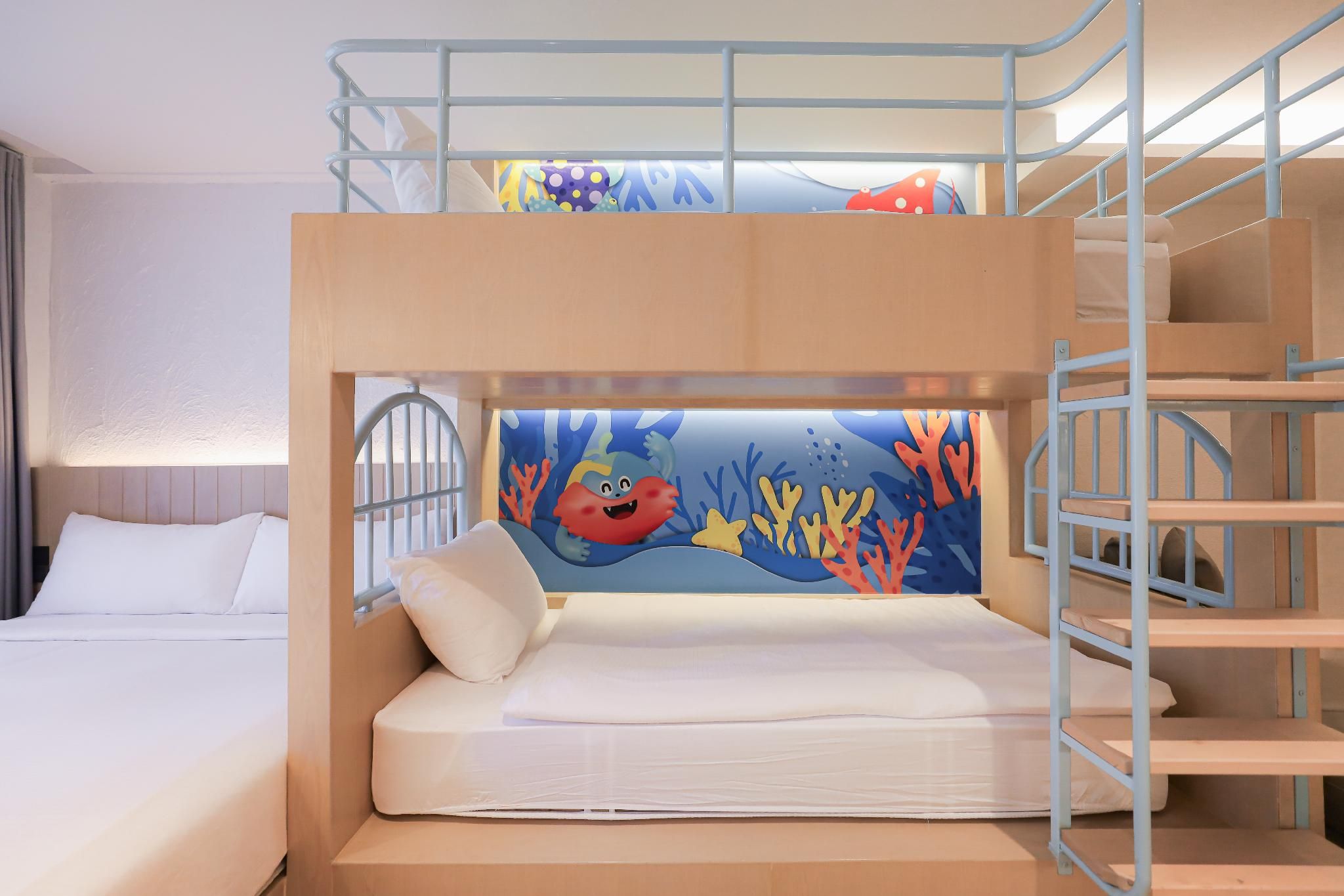 Balcony Seaside Sriracha Hotel & Serviced Apartments Family Bunk Room
