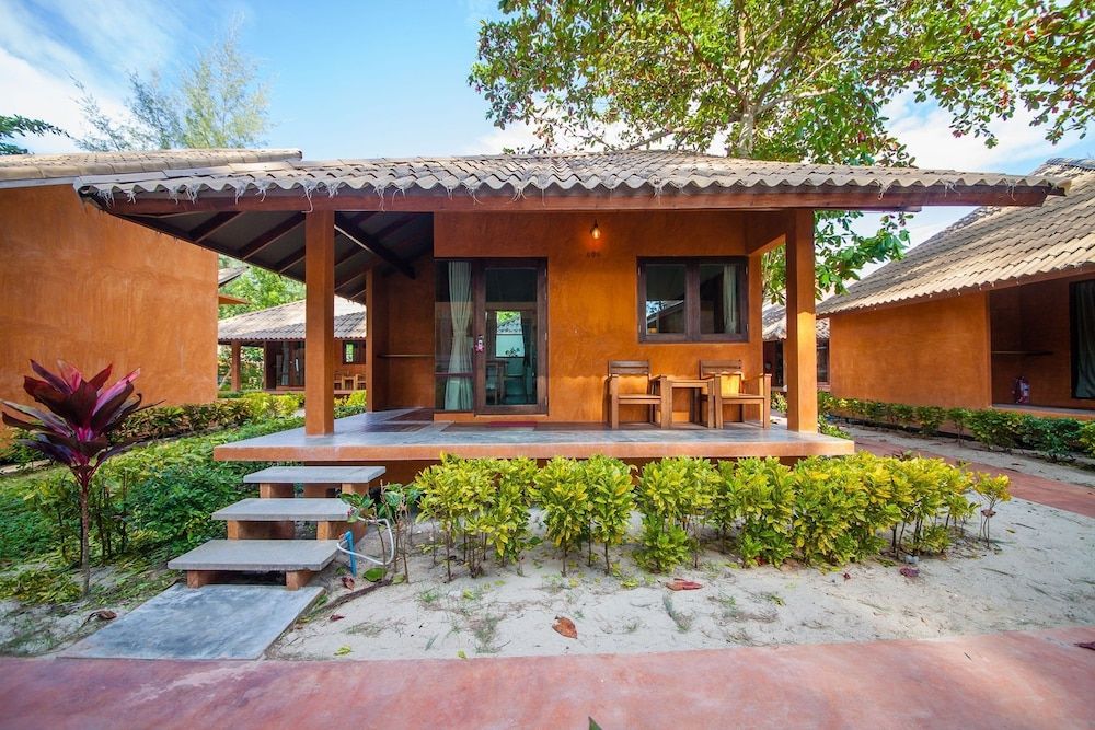 undefined Flora I Talay 3