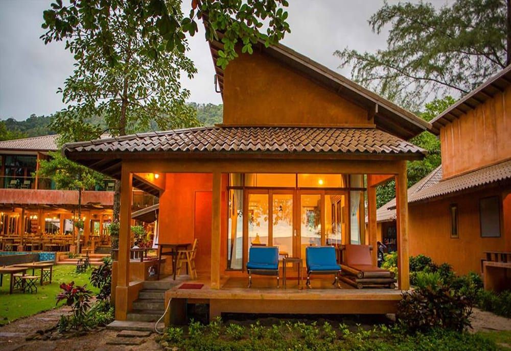 undefined Flora I Talay 9