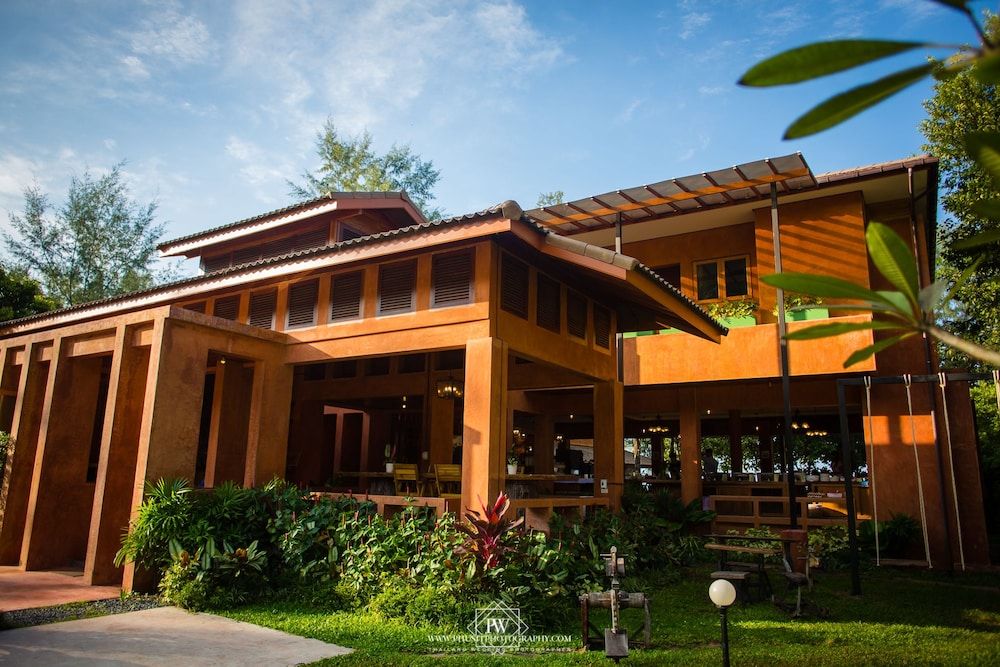 undefined Flora I Talay 7