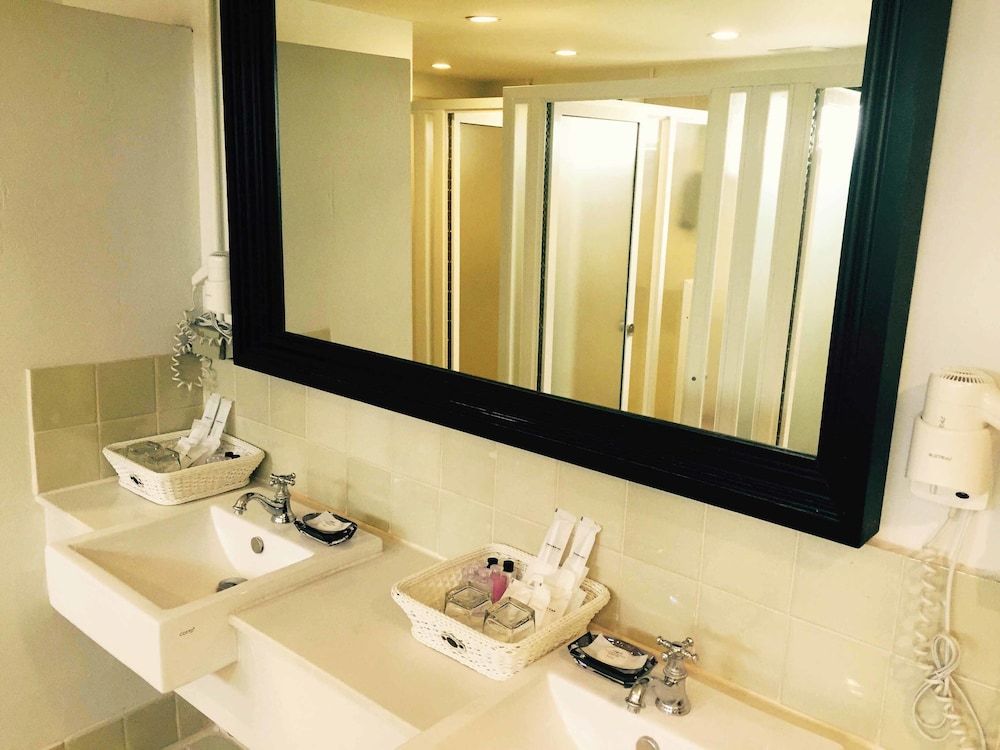 99 The Gallery Hotel Family Room 8