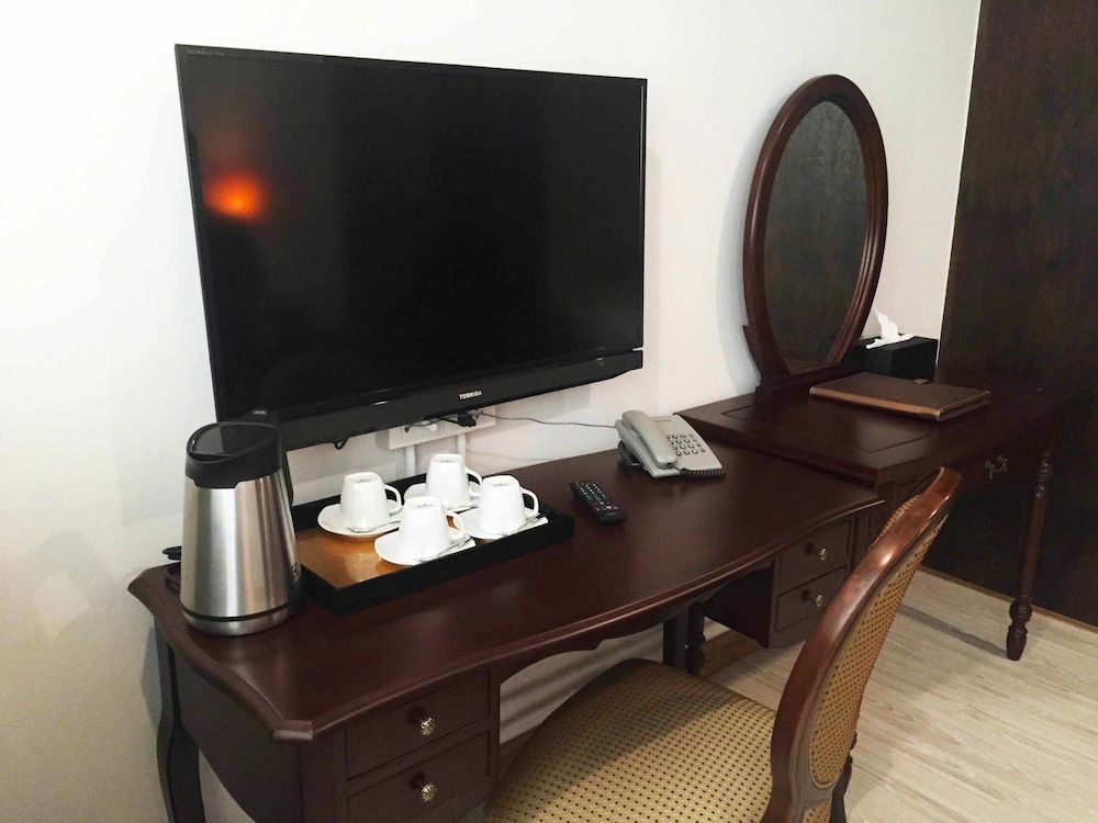 99 The Gallery Hotel Family Room 19