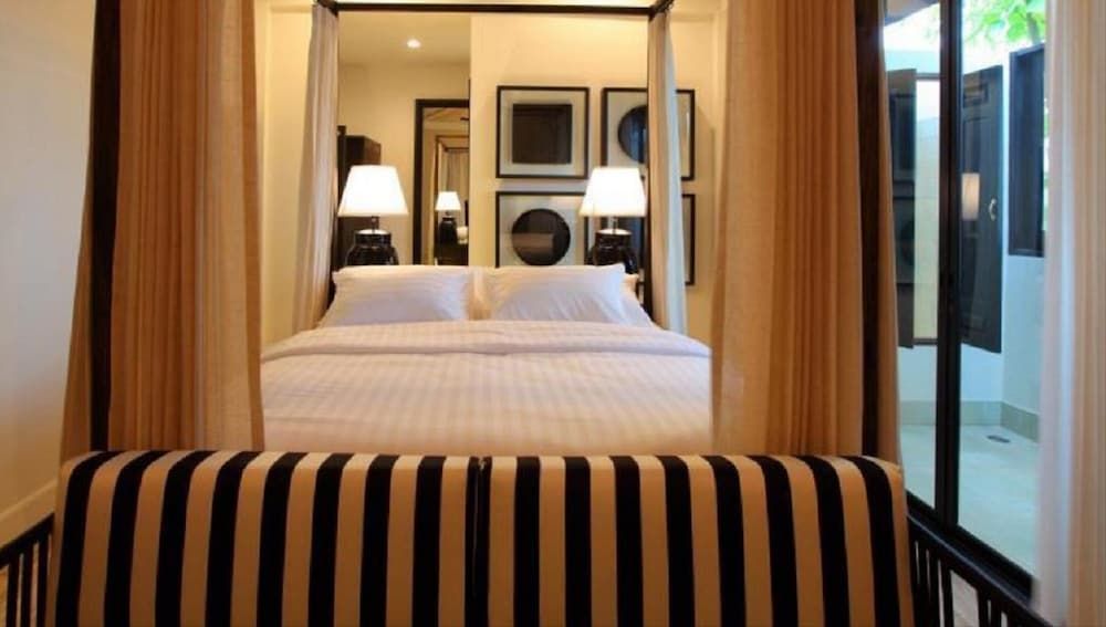 99 The Gallery Hotel