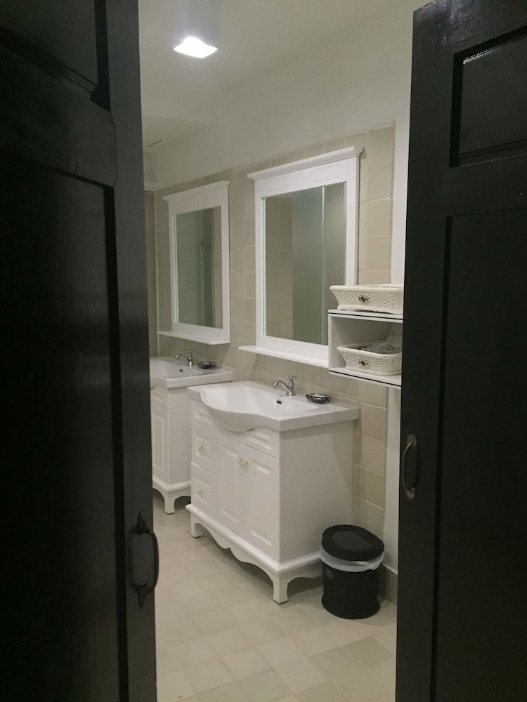 99 The Gallery Hotel Family Room 12