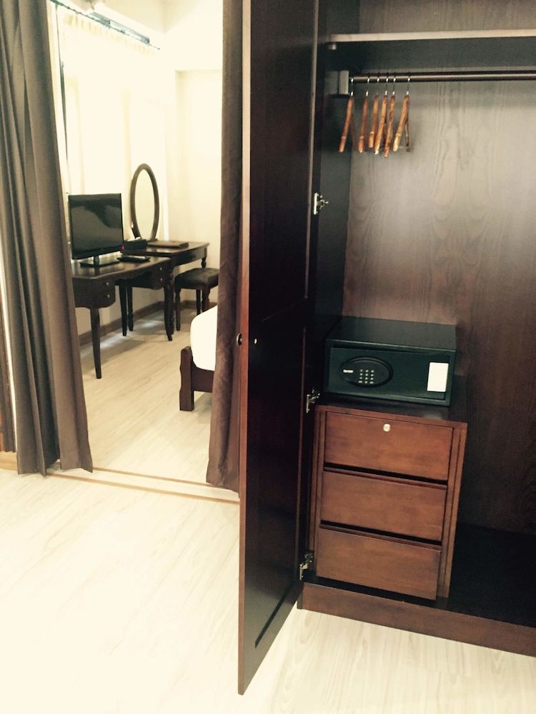 99 The Gallery Hotel Family Room 16