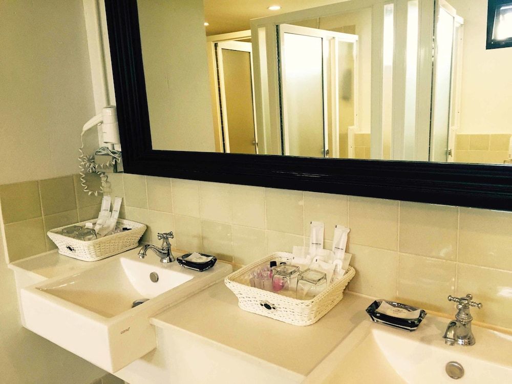 99 The Gallery Hotel Family Room 9