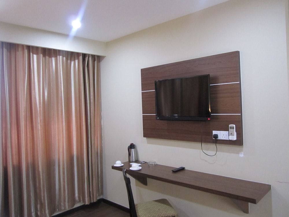 Garden Inn Deluxe Queen Room 6