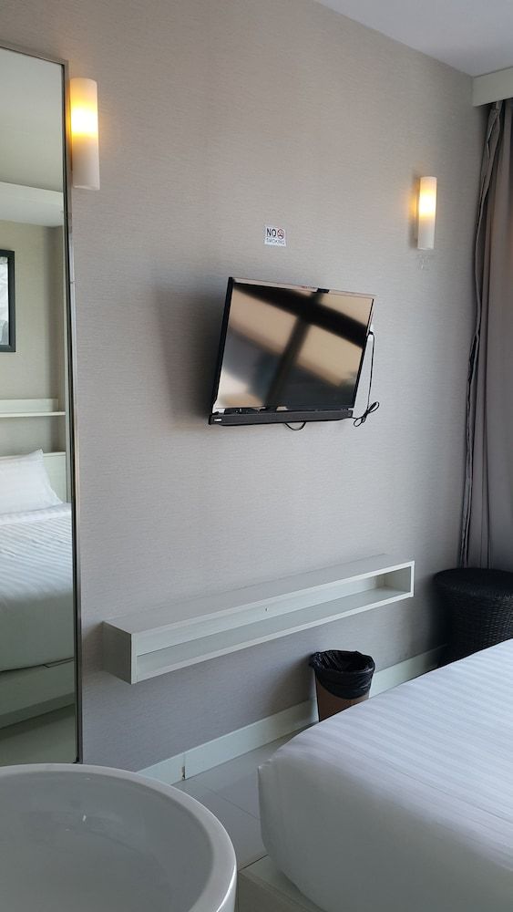 Serenotel Pattaya Beach Front Standard Room 12