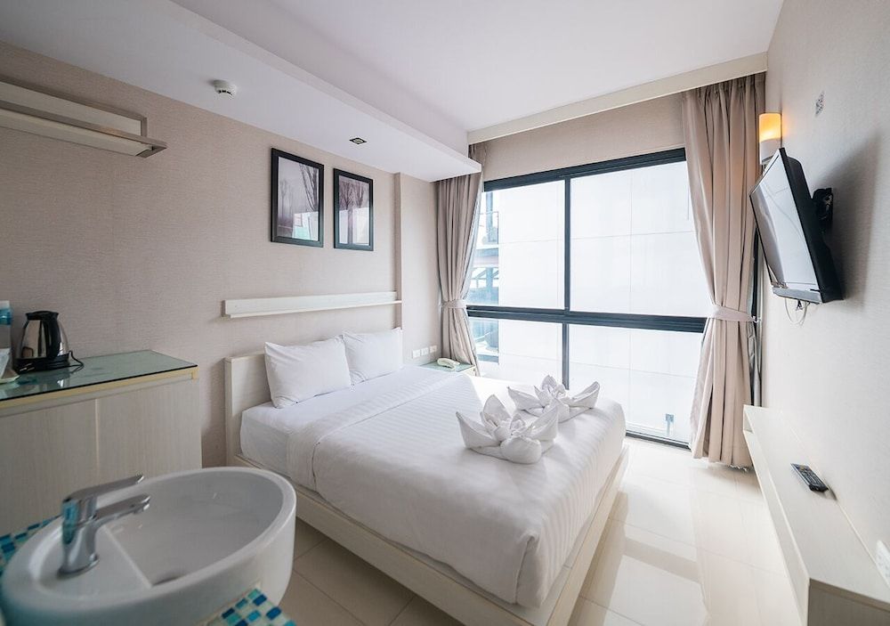 Serenotel Pattaya Beach Front Standard Room 3