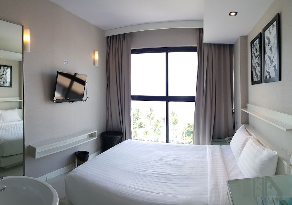Serenotel Pattaya Beach Front Standard Room 8