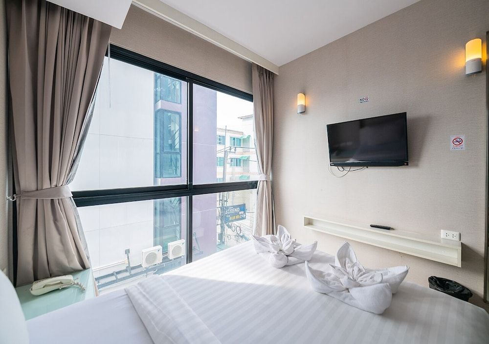 Serenotel Pattaya Beach Front Standard Room 6