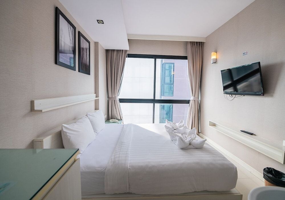 Serenotel Pattaya Beach Front Standard Room 4