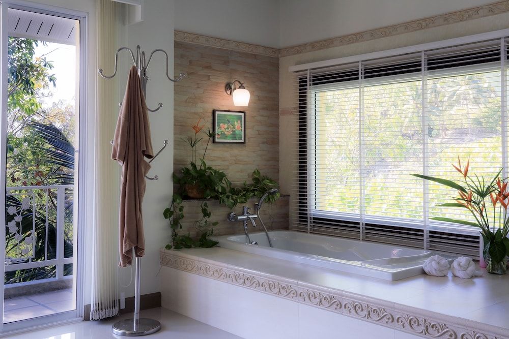 Deep soaking bathtub