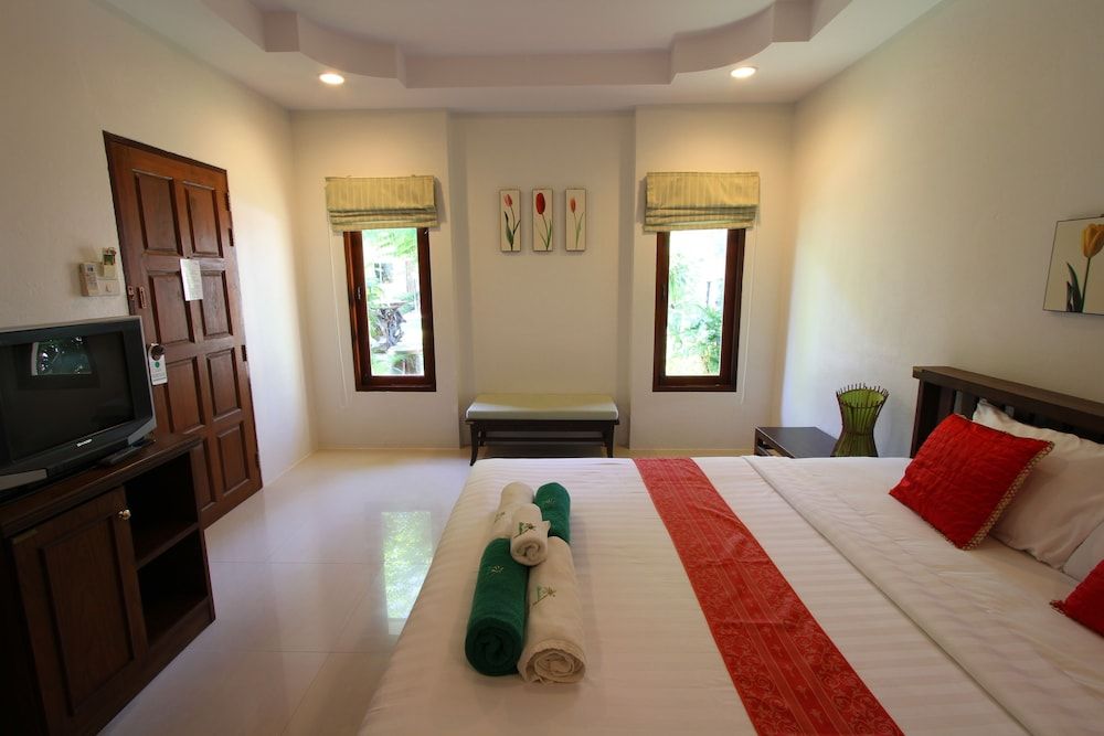 The Green Beach Resort Deluxe Room, Pool View