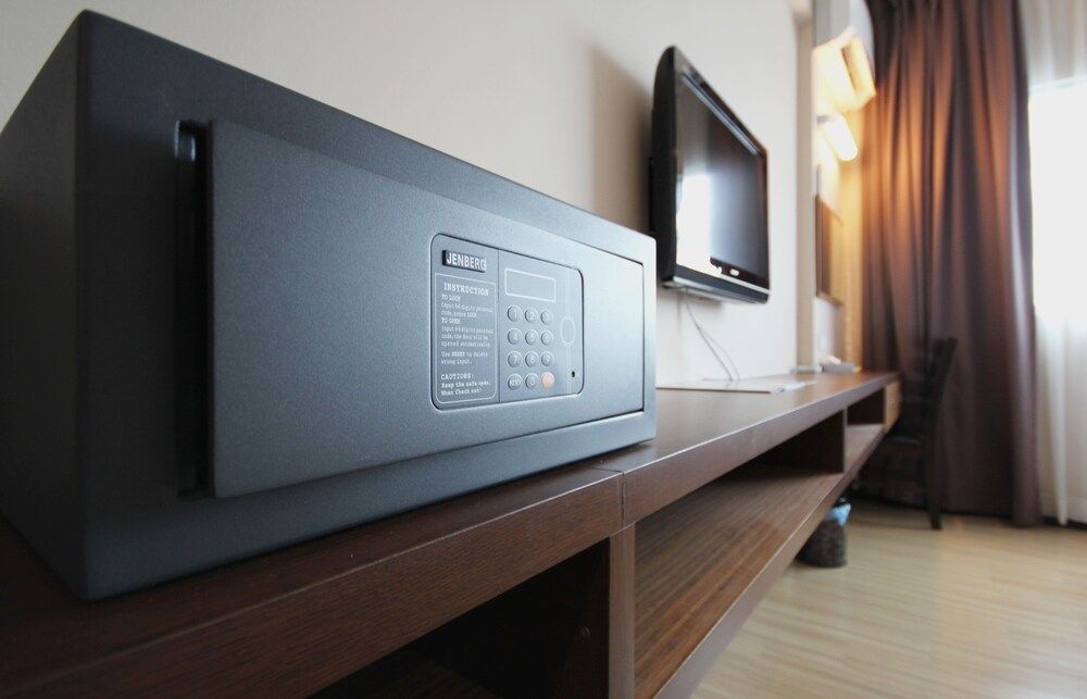 Aroma Hotel Premier Deluxe Room (King) 3