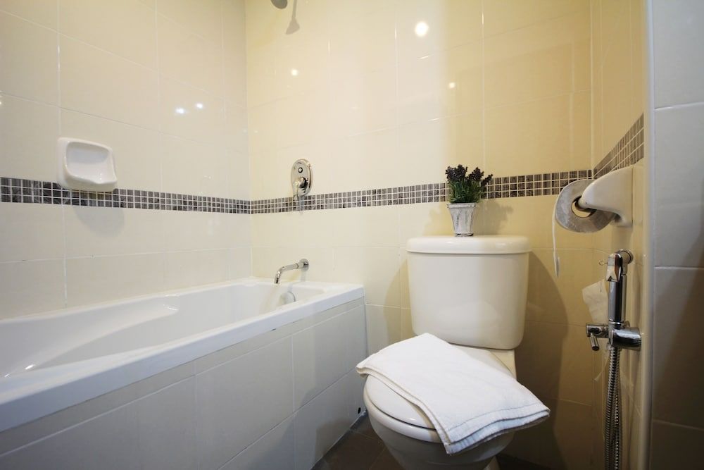 Aroma Hotel Premier Deluxe Room (King) 2