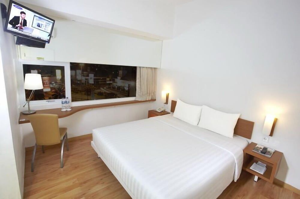 Whiz Hotel Pemuda Semarang Superior Double Room 5