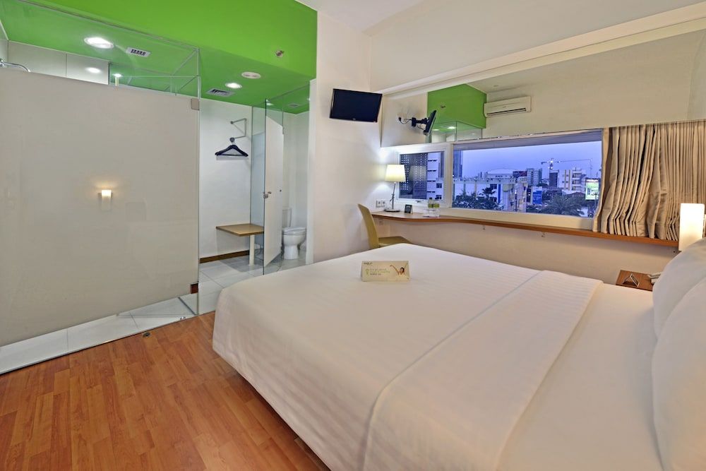 Whiz Hotel Pemuda Semarang Superior Double Room 3