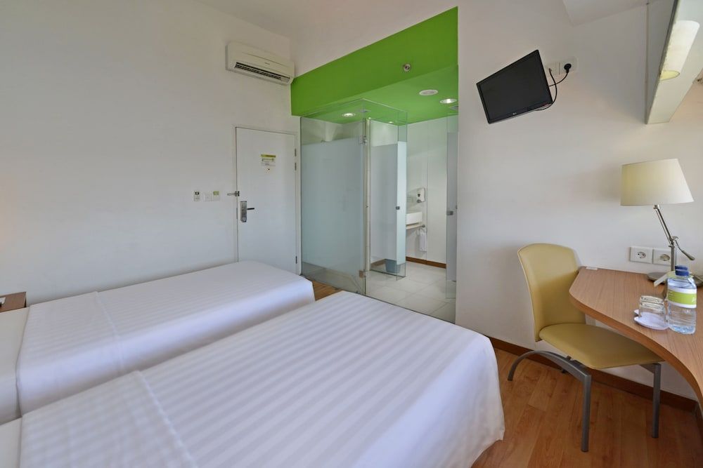 Whiz Hotel Pemuda Semarang Superior Twin Room 4
