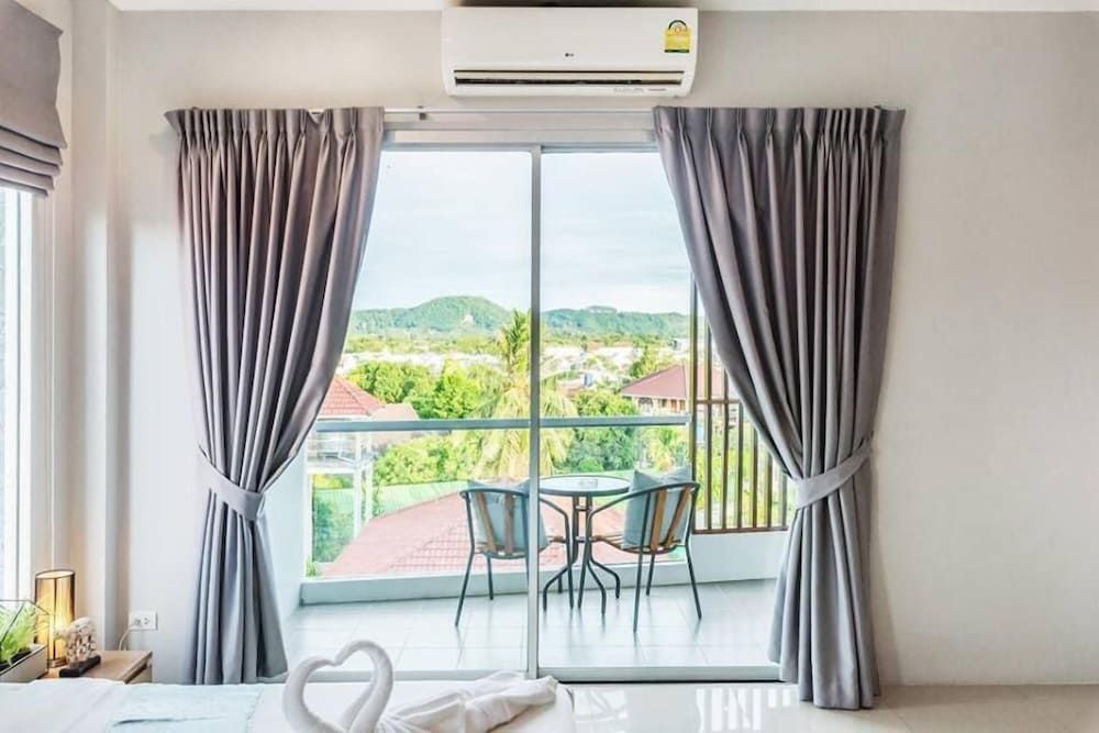 Lemonade Phuket Deluxe Double Room 10