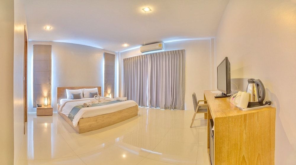 Lemonade Phuket Deluxe Double Room 2