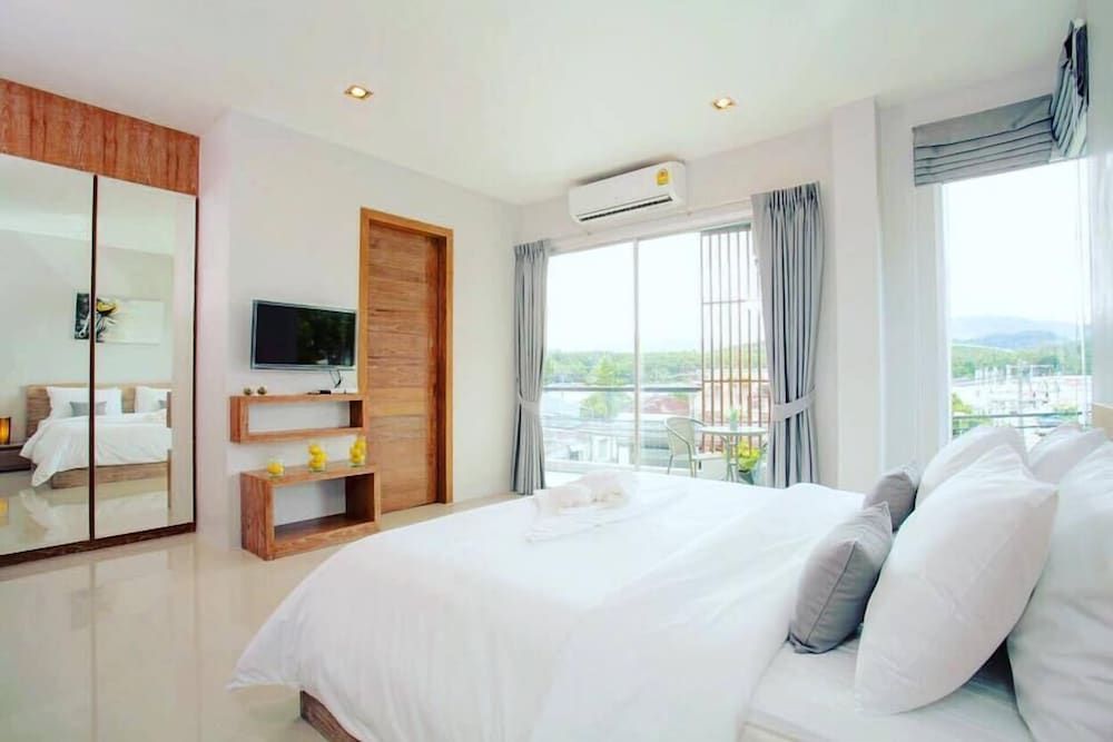 Lemonade Phuket Deluxe Double Room 6