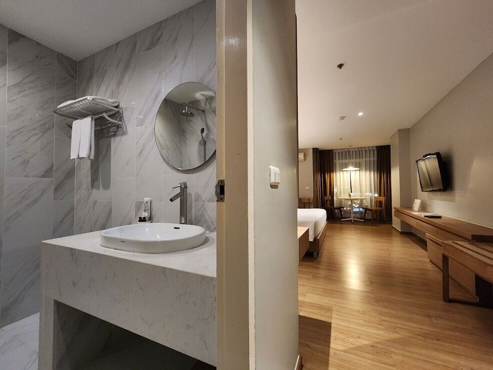 Brighton Hotel Bangkok Deluxe Room 6