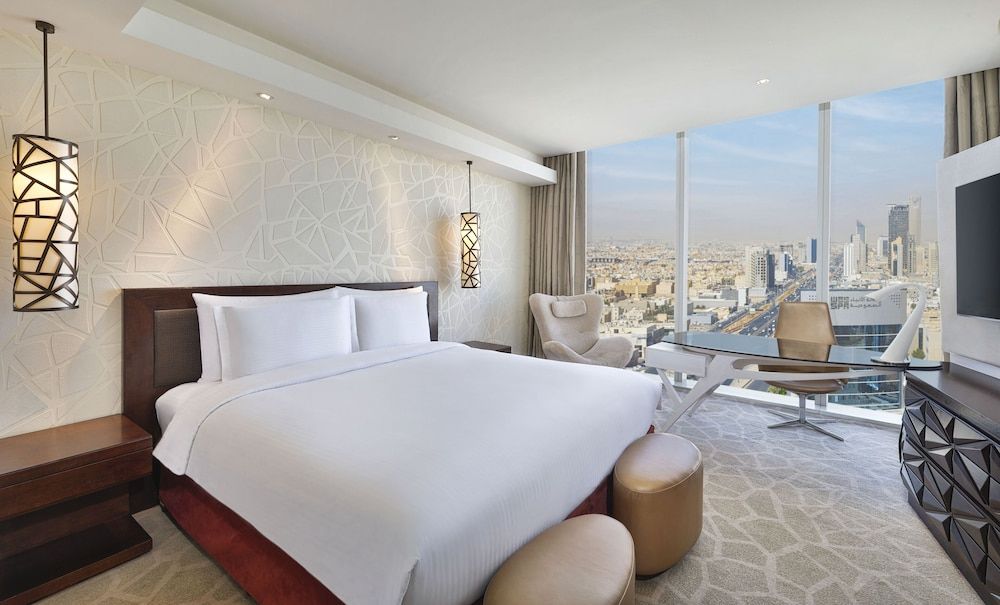 JW Marriott Hotel Riyadh Deluxe Room, 1 King Bed, Non Smoking, City View 3