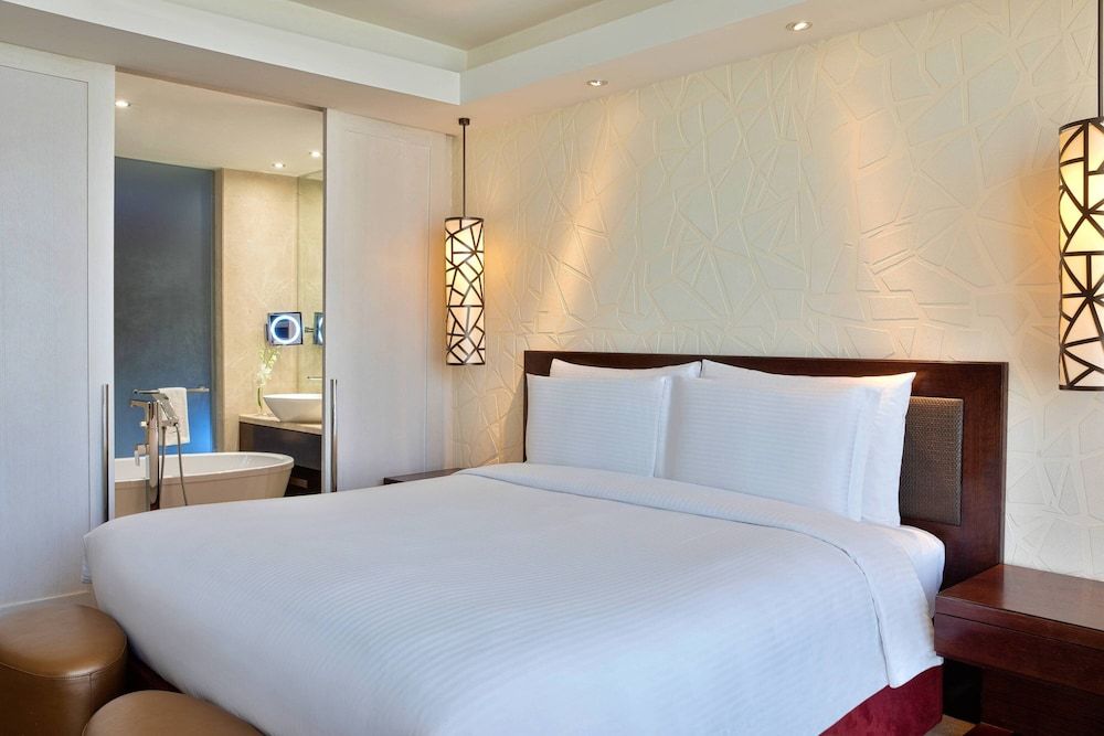 JW Marriott Hotel Riyadh Deluxe Room, 1 King Bed, Non Smoking, City View 5