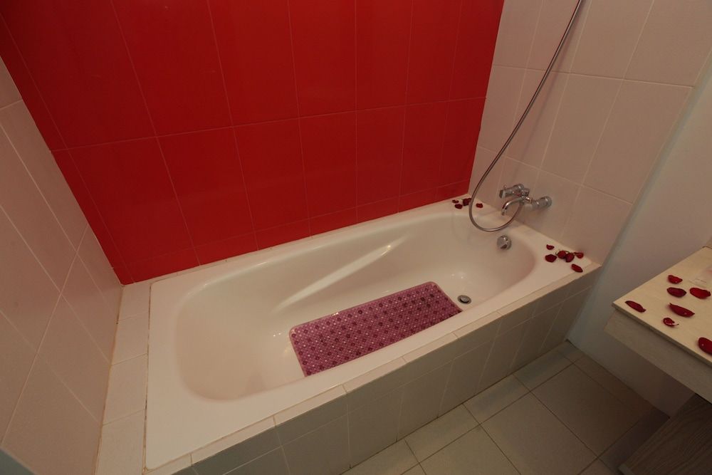 Deep soaking bathtub