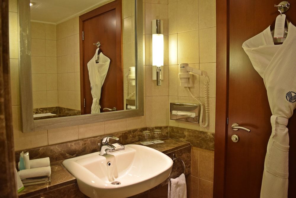Al Rawda Arjaan by Rotana Suite, 2 Bedrooms, City View (King Bed and Twins) 4