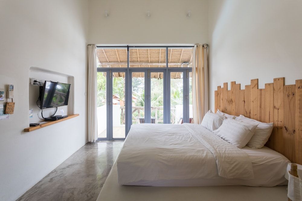 Pajamas Koh Chang Deluxe Double Room, 1 King Bed, Non Smoking, Pool View 2