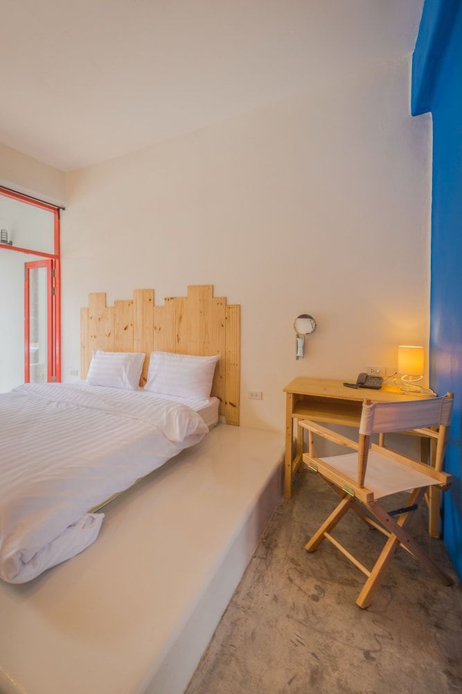 Pajamas Koh Chang Deluxe Double Room, 1 King Bed, Non Smoking, Pool View 4