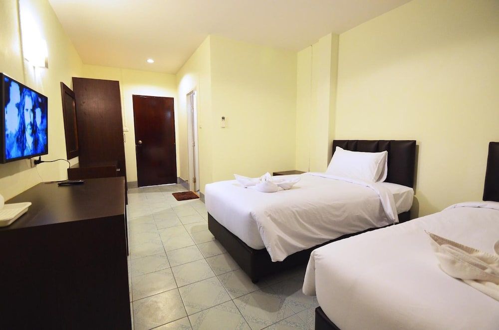 Paripas Express Hotel Patong Superior Twin Bed 2