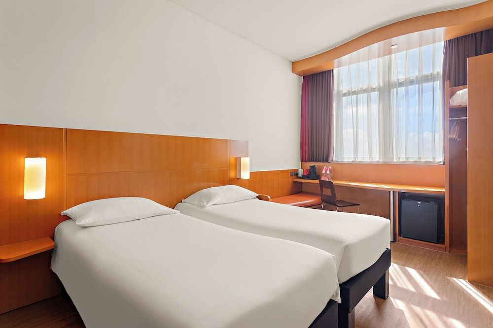 ibis Abu Dhabi Gate Standard Twin Room, 2 Twin Beds