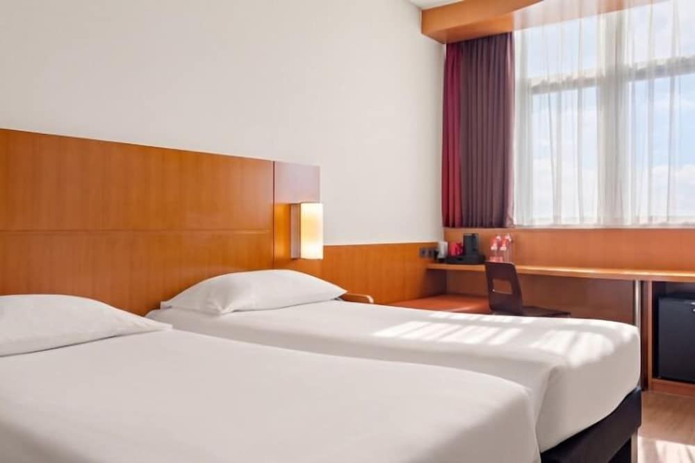 ibis Abu Dhabi Gate Standard Twin Room, 2 Twin Beds 3