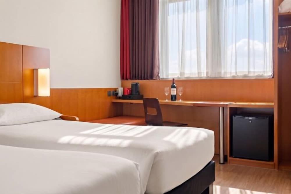 ibis Abu Dhabi Gate Standard Twin Room, 2 Twin Beds 2