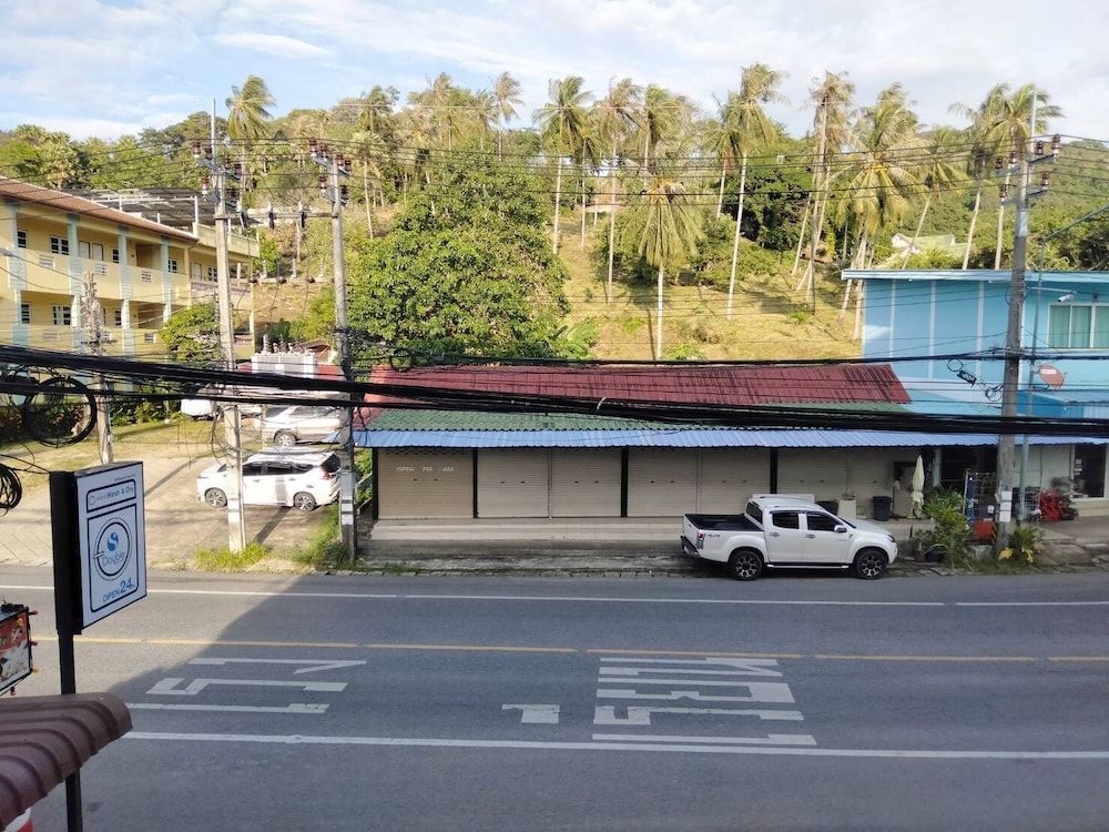 undefined Karon Living Room 4