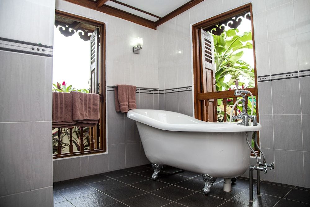 Deep Soaking Bathtub