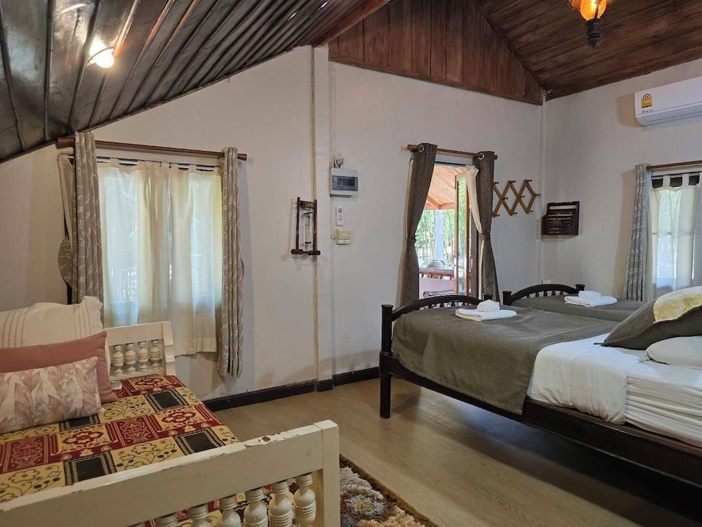 Kaengkrachan Boathouse Paradise Resort Bungalow 8