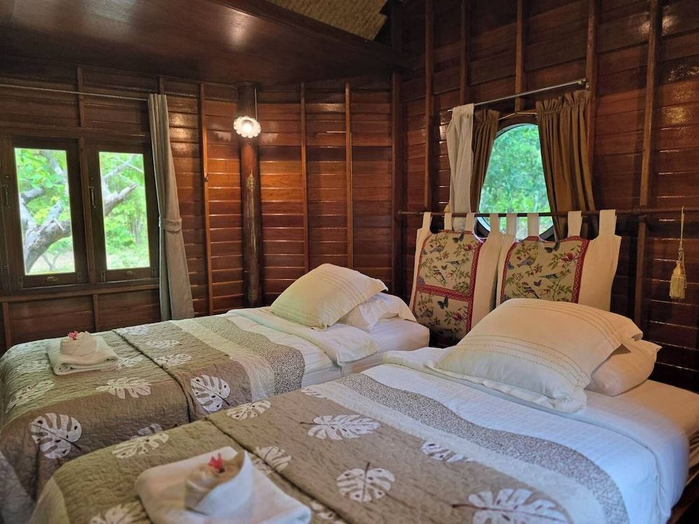 Kaengkrachan Boathouse Paradise Resort Family House