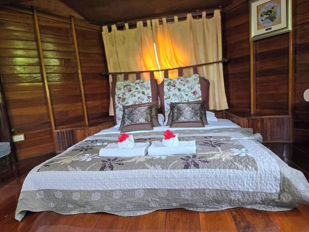 Kaengkrachan Boathouse Paradise Resort Family House 3