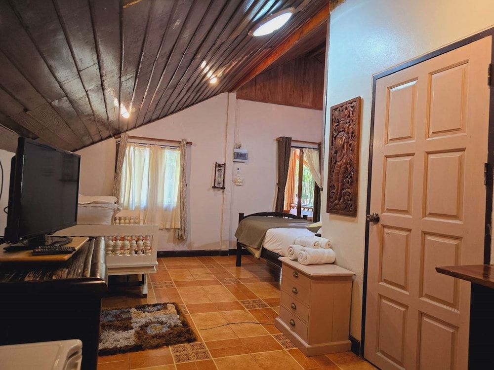 Kaengkrachan Boathouse Paradise Resort Bungalow 17