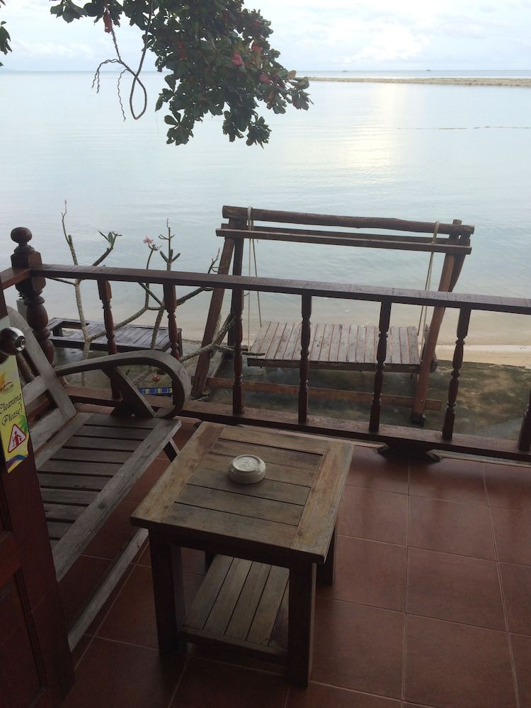 Tharathip Resort Superior Seaview Bungalow 10