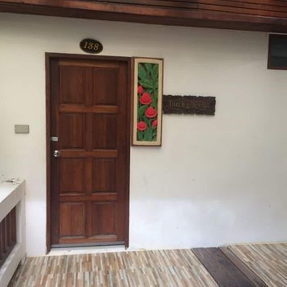 Tharathip Resort Family Room 8