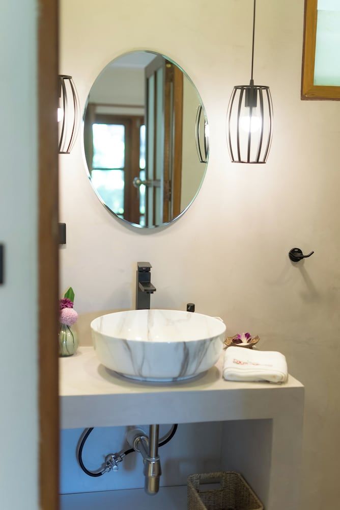 Palm Garden Resort Deluxe Room 4